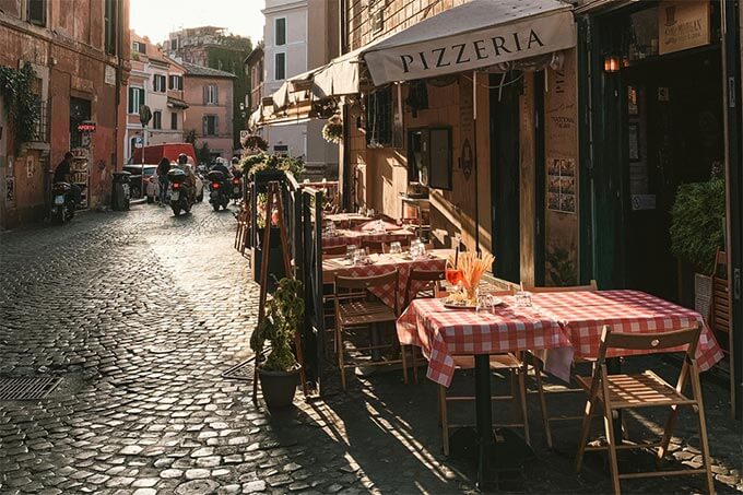 Straße mit Pizzaria in Trastevere