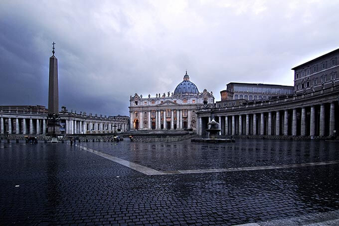 Petersplatz im Regen mit Säulen