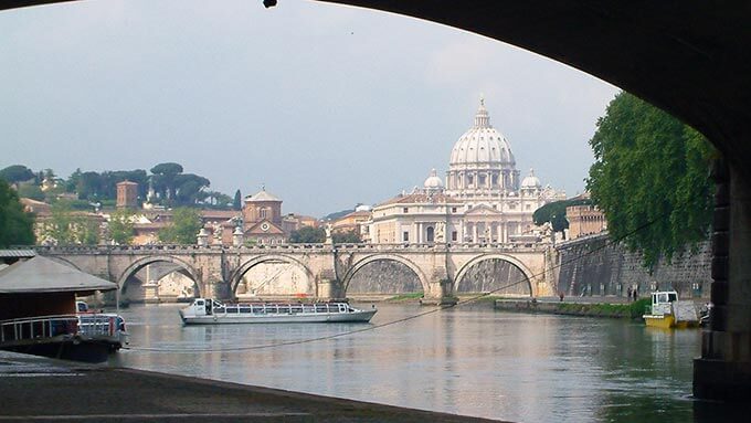 Blick zum Petersdom über den Tiber